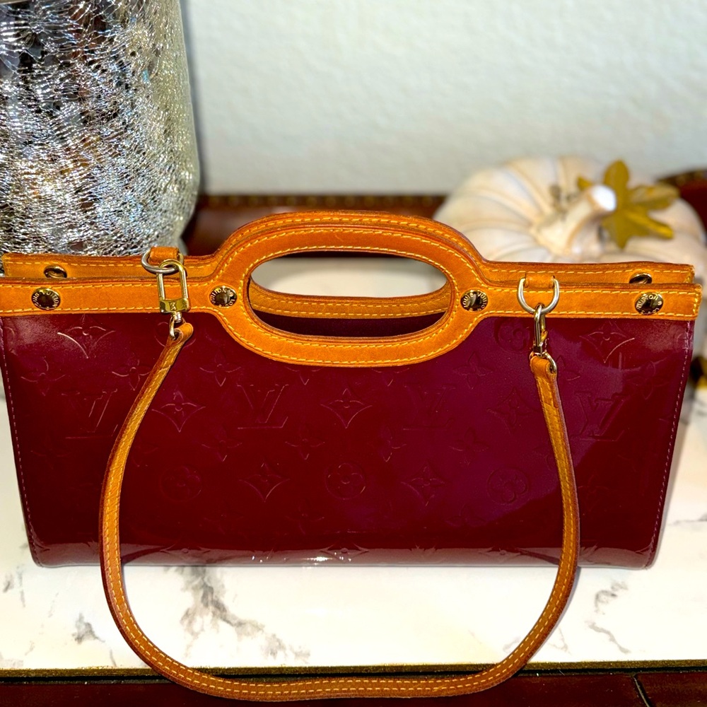 💯AUTHENTIC LOUIS VUITTON ROXBURY AMARANTE VERNIS DRIVE 2WAY SHOULDER BAG/CLUTCH - Picture 4 of 16